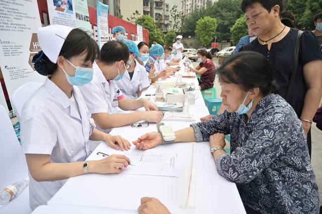 你健康，我服務(wù)，共筑公共衛(wèi)生防線 ——重慶醫(yī)藥高專附一院積極開展國(guó)家基本公共衛(wèi)生服務(wù)項(xiàng)目宣傳活動(dòng)